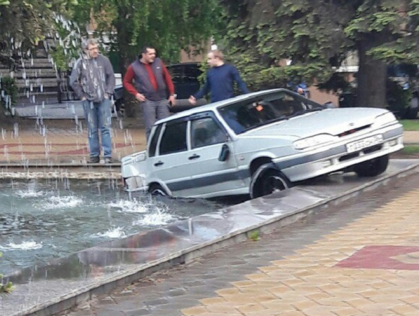 ВАЗ улетел в фонтан в центре Воронежа после столкновения с автобусом