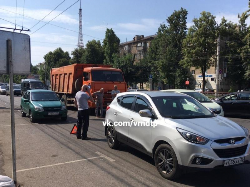 Мертвая пробка парализовала движение в Воронеже