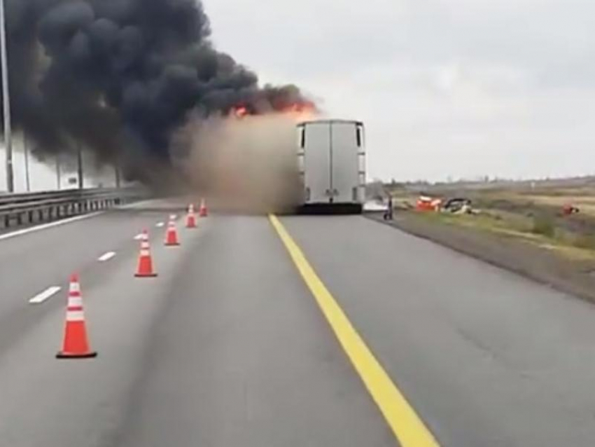 Пассажирский автобус воспламенился на трассе М-4 «Дон» – опубликовано видео