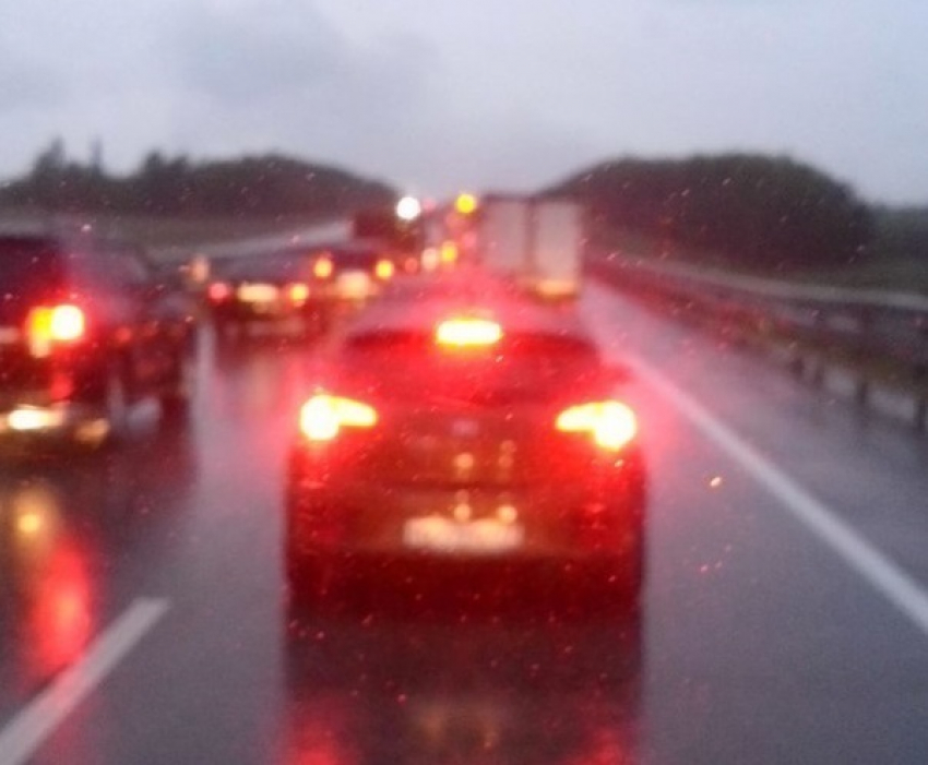 На трассе М-4 «Дон» под Воронежем образовалась десятикилометровая пробка после смертельного ДТП