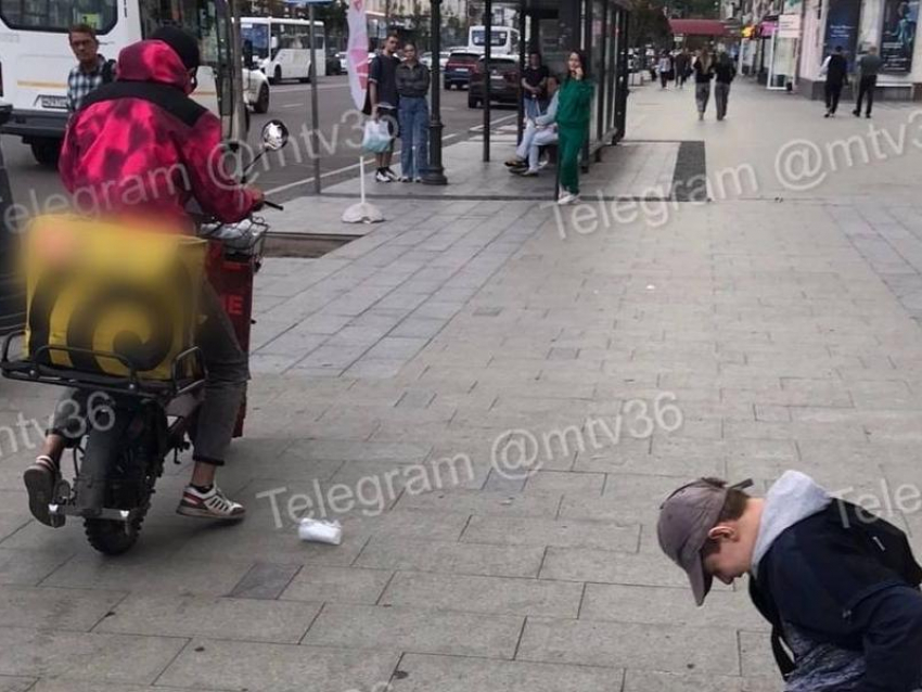 Сбил и обматерил: воронежцы сообщили о ДТП с курьером на проспекте