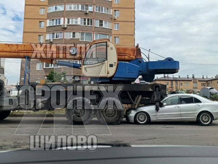 Сдал назад: автокран протаранил легковушку в Воронеже