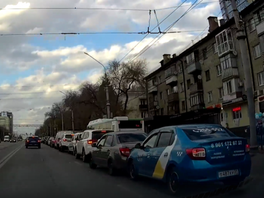 Момент массового ДТП «паровозиком» попал на видео в Воронеже 