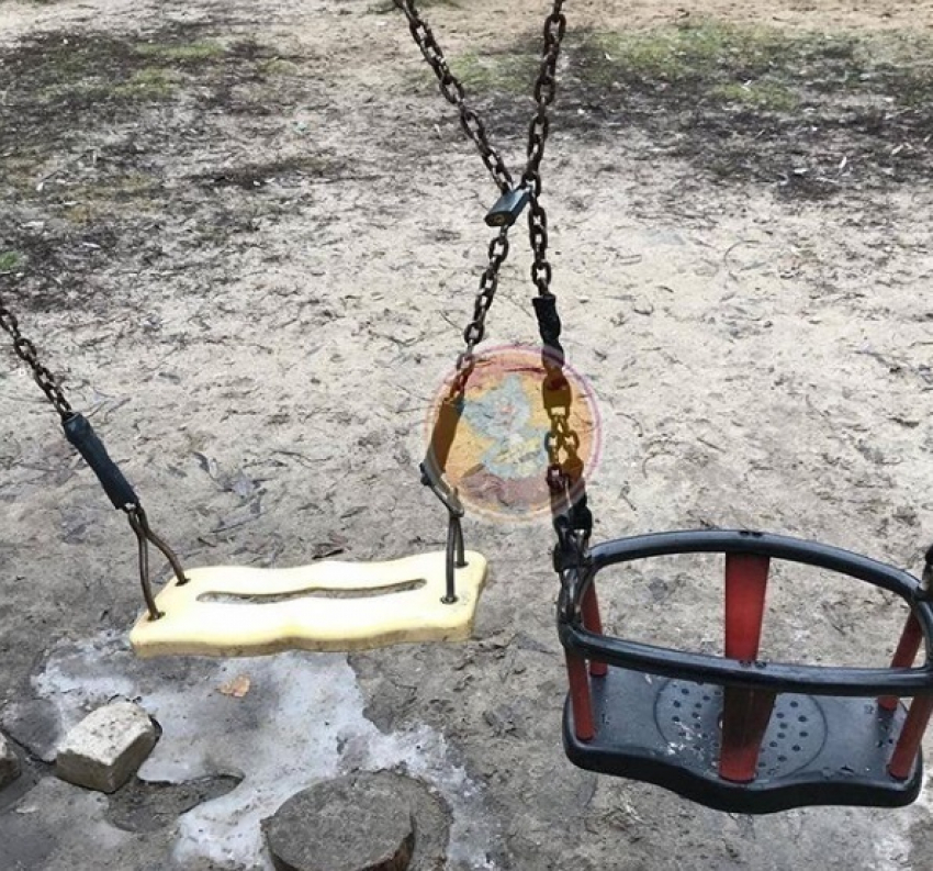В Воронеже качели на детской площадке сковали замком 