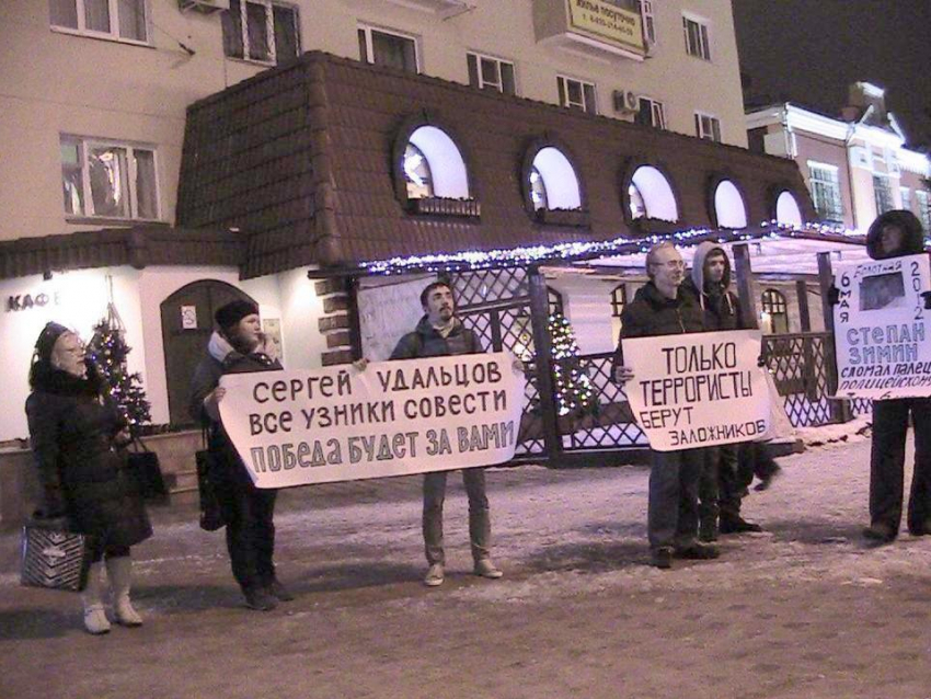 Митинговали против политических репрессий - порвали два плаката
