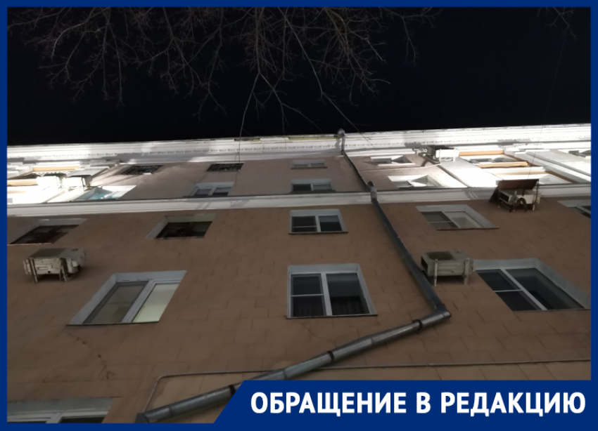  Осыпающиеся куски дома с гвоздями сняли на тротуаре в Воронеже 