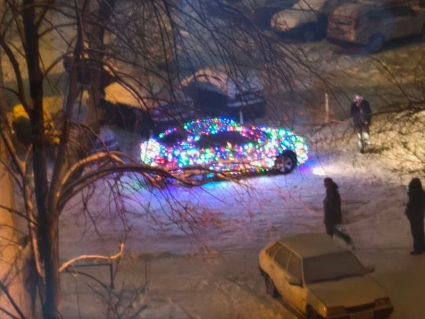 Светящийся «новыйгодмобиль» записали на видео на левом берегу Воронежа