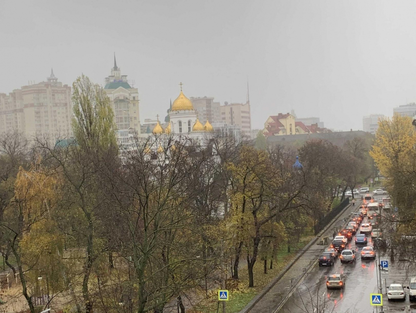 Дождевые пробки парализовали движение в Воронеже