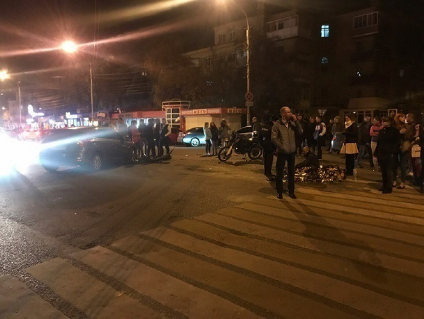 Опубликованы снимки с места столкновения байка с иномаркой в центре Воронежа