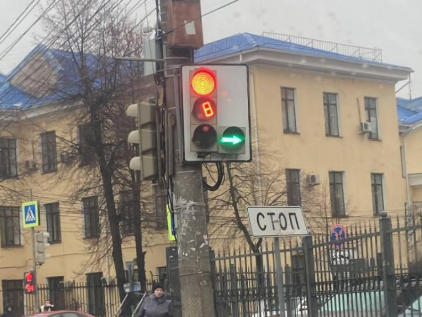 Невнятное поползновение светофора сняли на фото в Воронеже