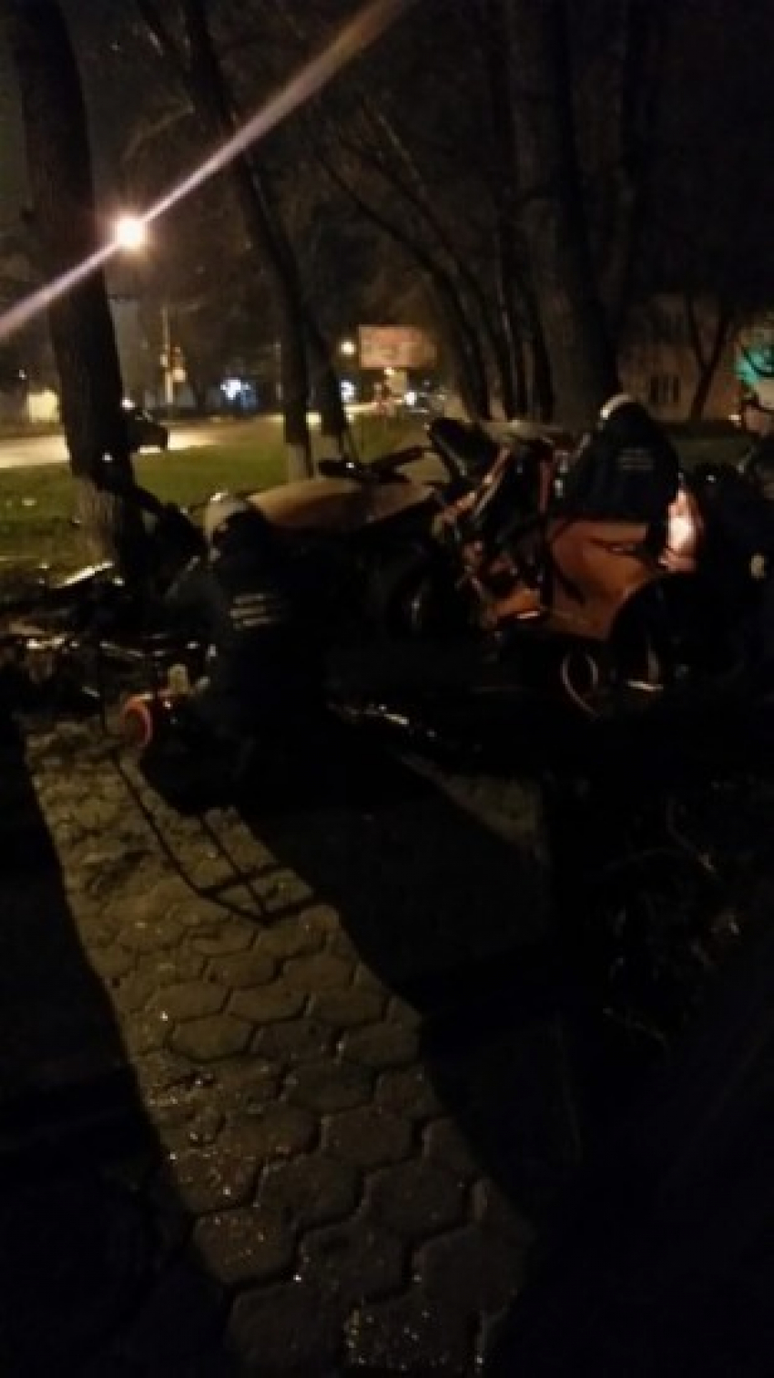 В Воронеже на Богдана Хмельницкого при столкновении с деревом погиб водитель иномарки
