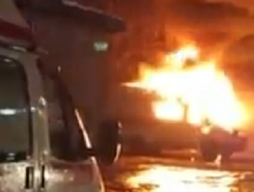 На видео попало, как огонь уничтожает скорую в Воронеже 
