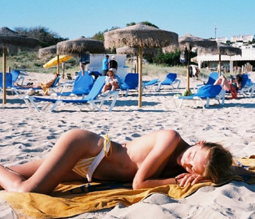 Воронежская модель позагорала топлес на пляже в Испании