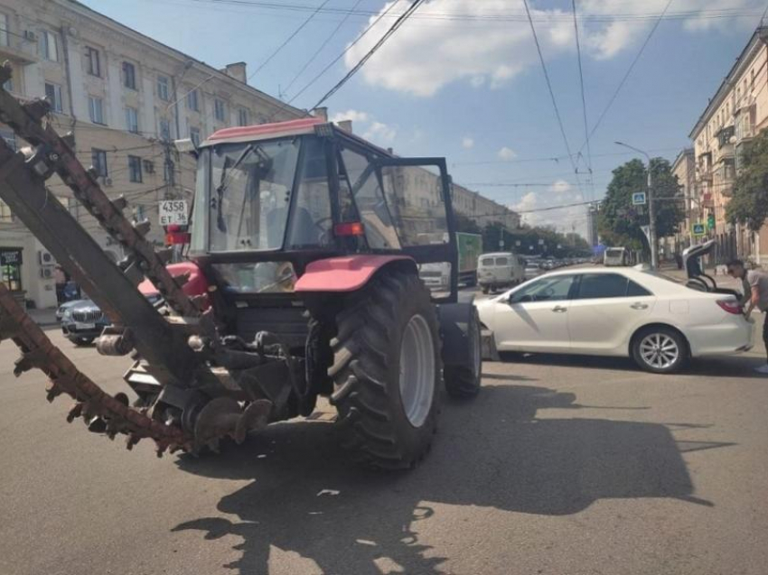 Трактор и иномарка врезались в центре Воронежа