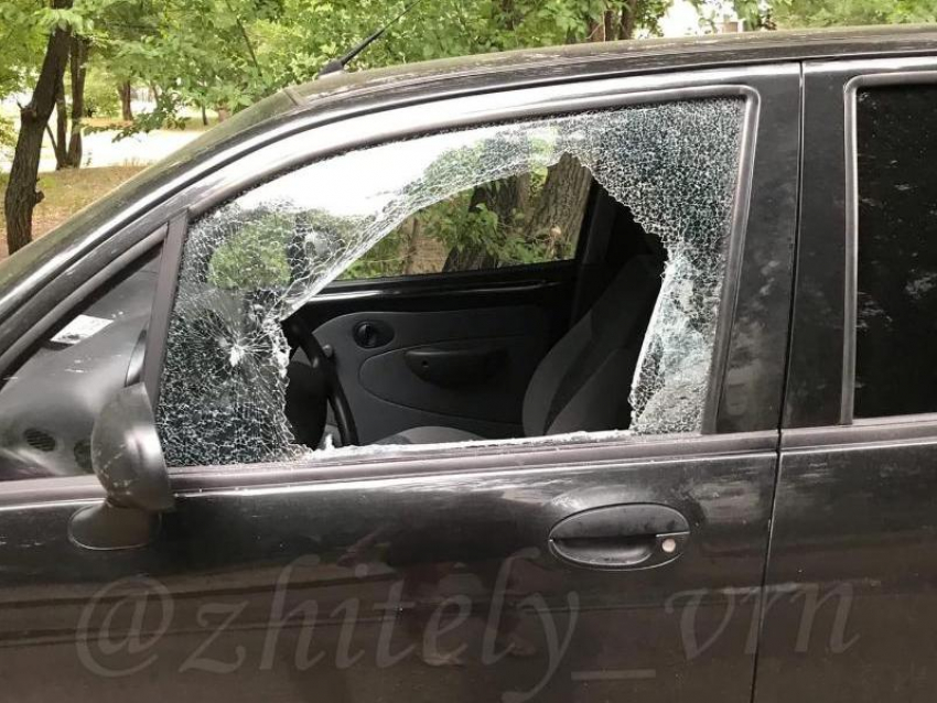 Автомобильные вандалы побили стекла на машинах в воронежском микрорайоне Шилово