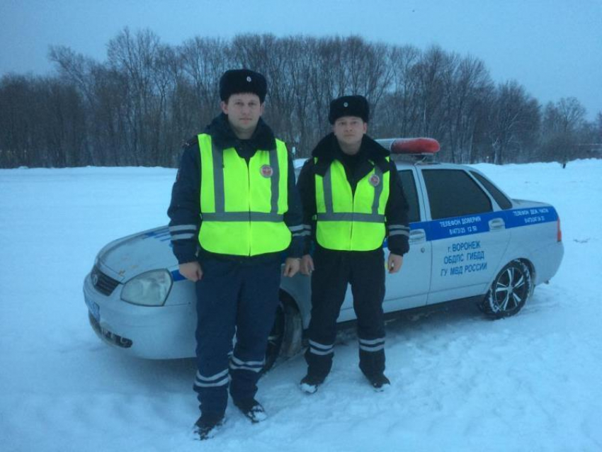 Полицейские заботливо отогрели стоящего на трассе воронежца