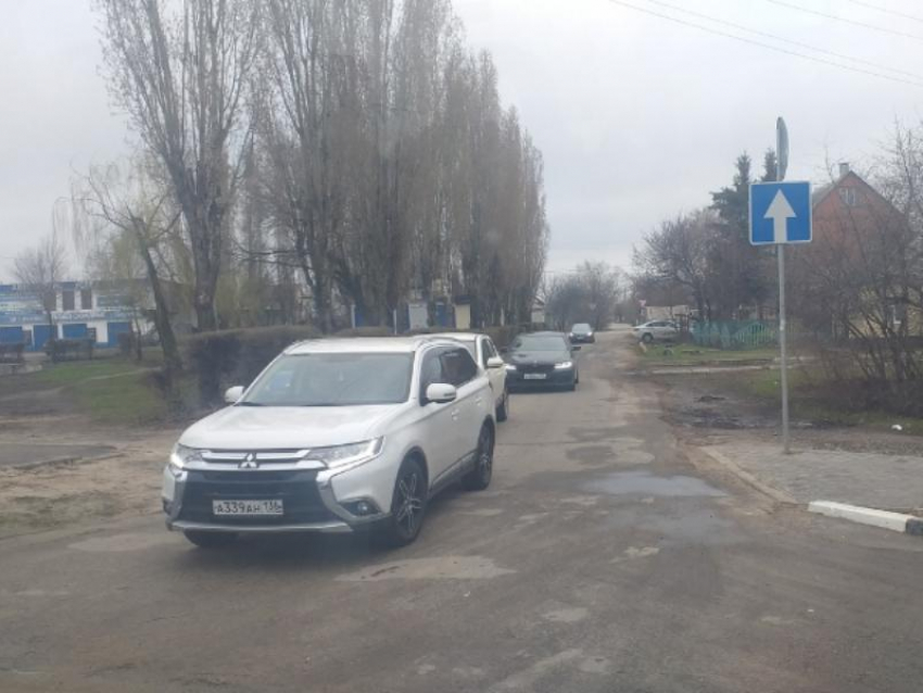  Затор из нарушителей сфотографировали рядом с ГИБДД в Воронеже 
