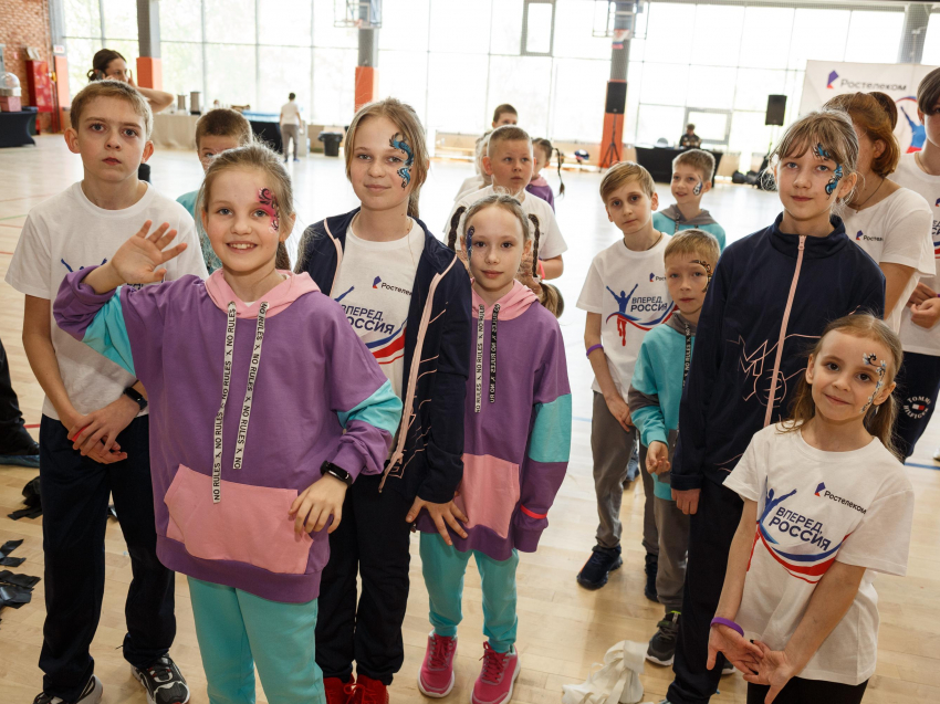 «Когда дети улыбаются – улыбаемся и мы»: как прошла благотворительная спартакиада для беженцев в Нововоронеже