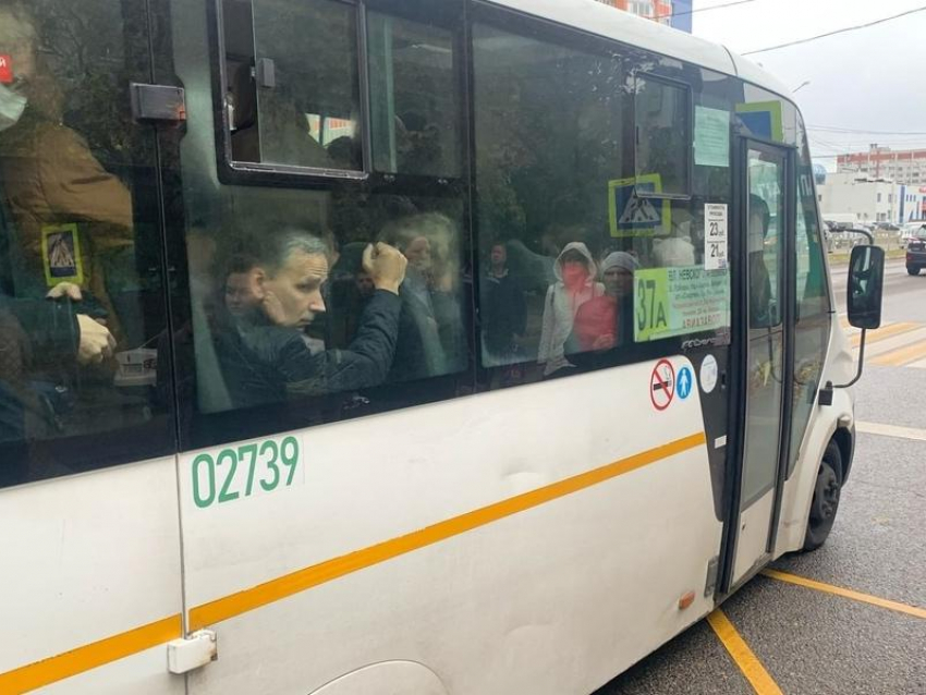 «Привет, ковид!»: в Воронеже показали маршрутку с нереальной социальной дистанцией