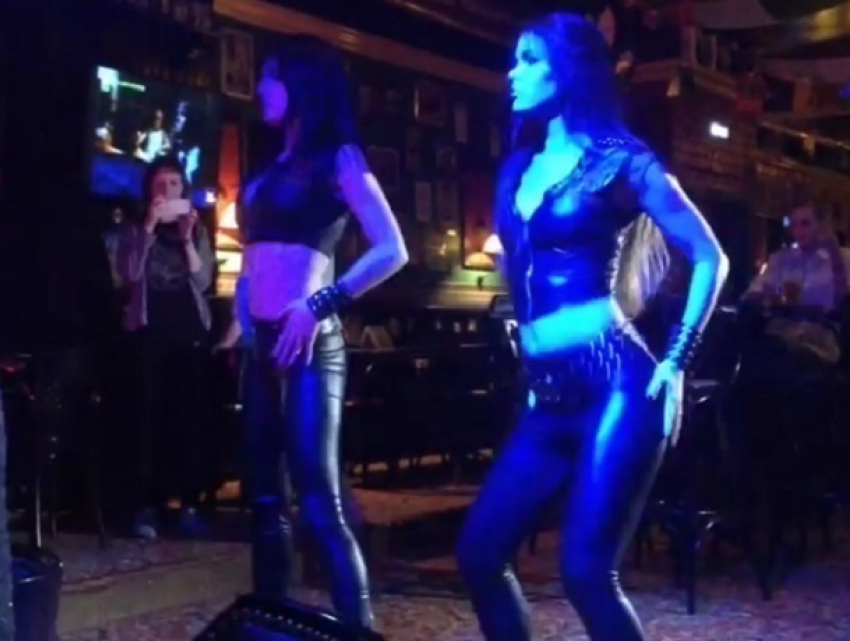 Откровенный танец сексуальных девушек в воронежском баре попал на видео 