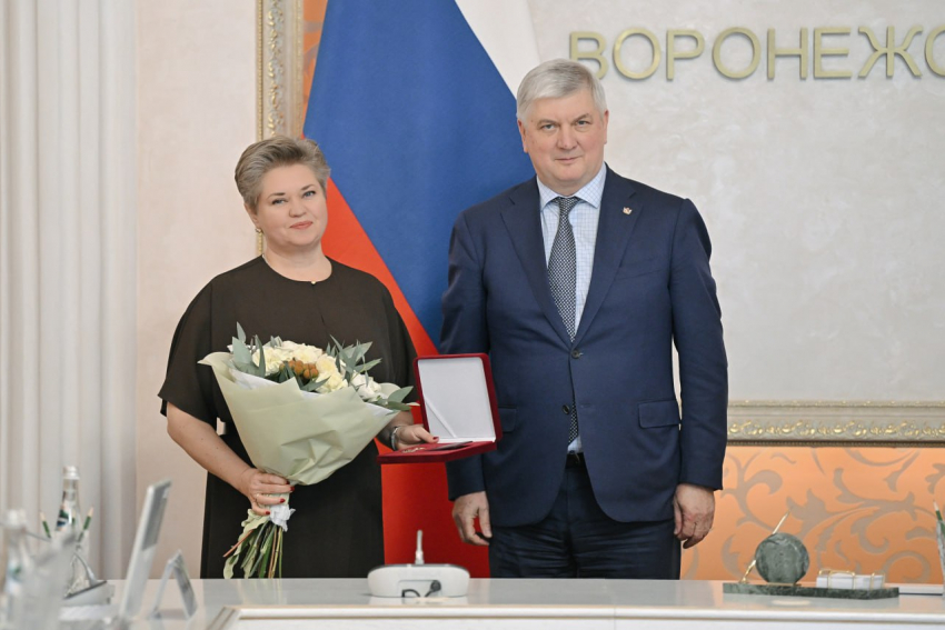 Почетный знак из рук губернатора получила глава минприроды Воронежской области Наталья Ветер 