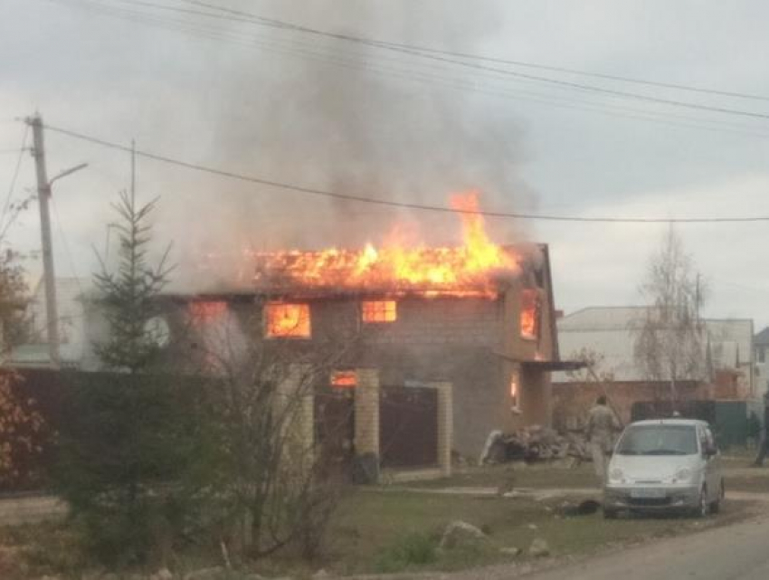 Охваченный огнем частный дом сняли  под Воронежем