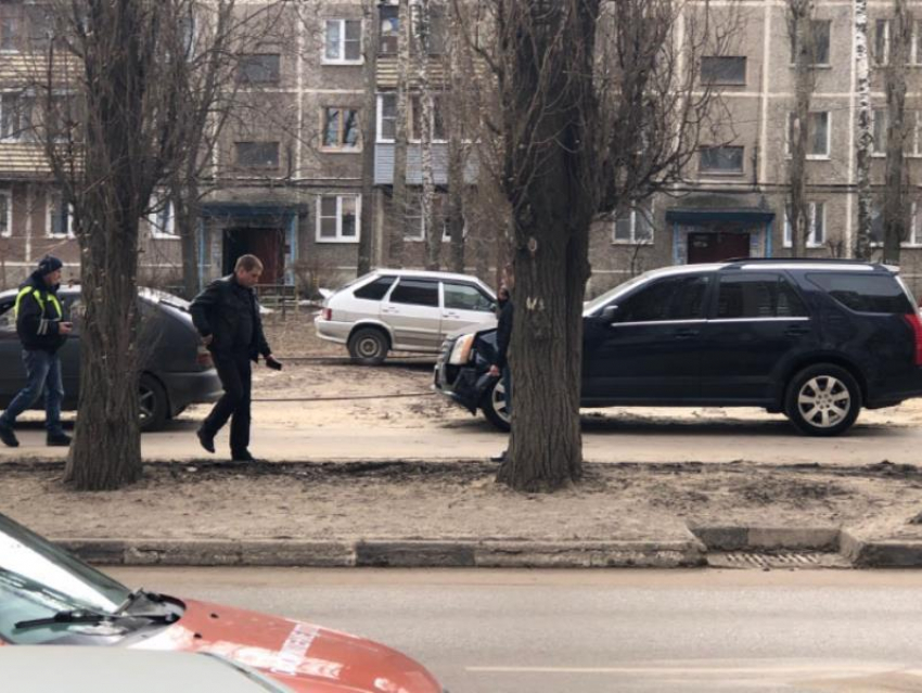 Нелепая авария  на тротуаре с участием Cadillac позабавила воронежцев 