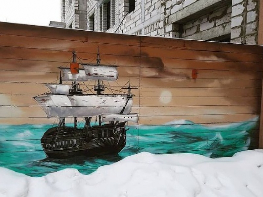 Пейзажное граффити превратило деревянный забор стройки в картину в Воронеже