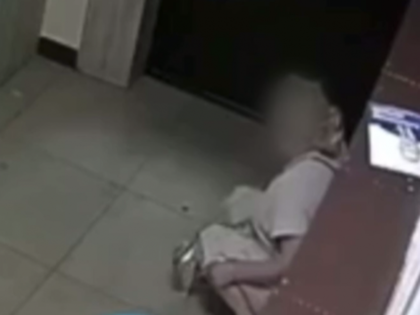 Под камерой и без стеснения: жительница Воронежа справила нужду прямо в подъезде