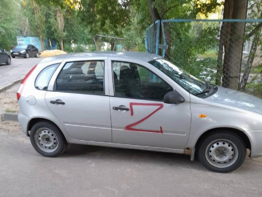 Десятки машин в Воронеже стали жертвами вандала с баллончиком краски