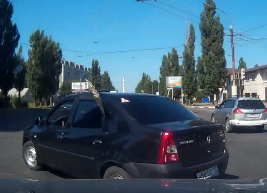 Отличные тормоза спасли водителя после отчаянного поступка Renault в Воронеже 