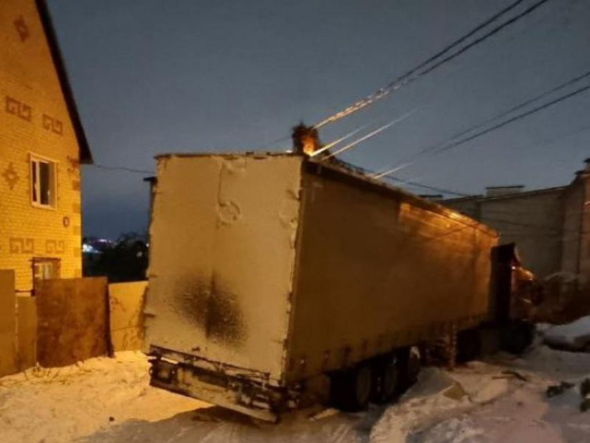 "Я уехал!", – дальнобойщика, застрявшего в ледяной ловушке, спасли в Воронеже