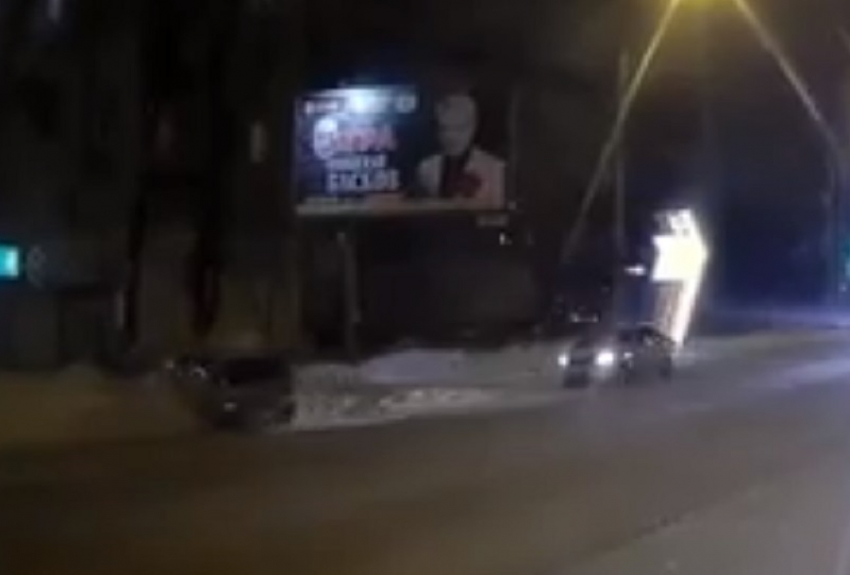 На видео попало, как лихач во время дрифта улетает в сугроб