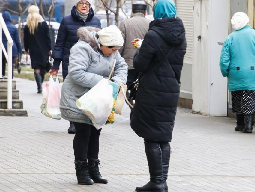 Воронежцев встревожили женщины, раздающие на улице церковные свечи