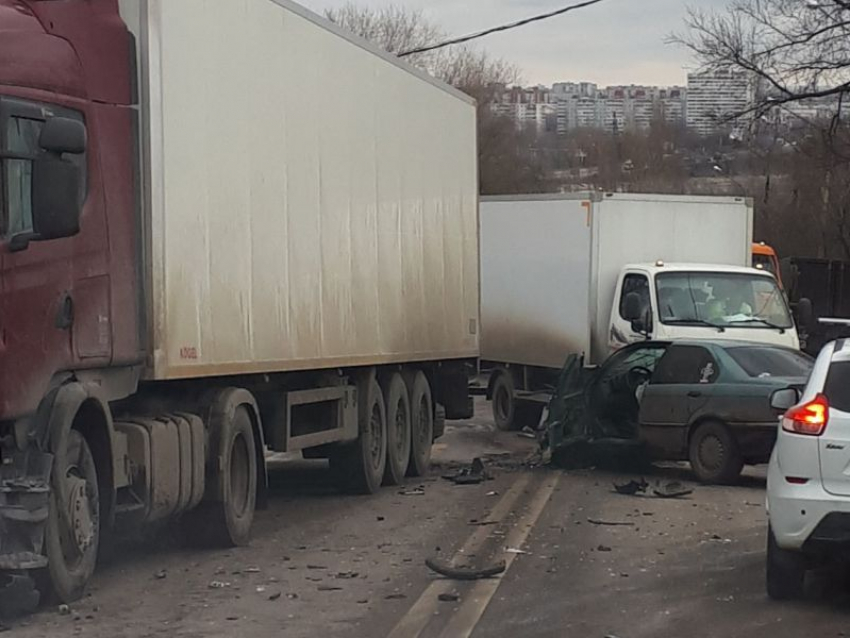 Последствия массового ДТП с фурой в Воронеже попали на видео