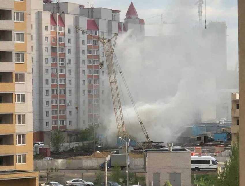Опубликовано видео пожара переносного дома строителей в Воронеже