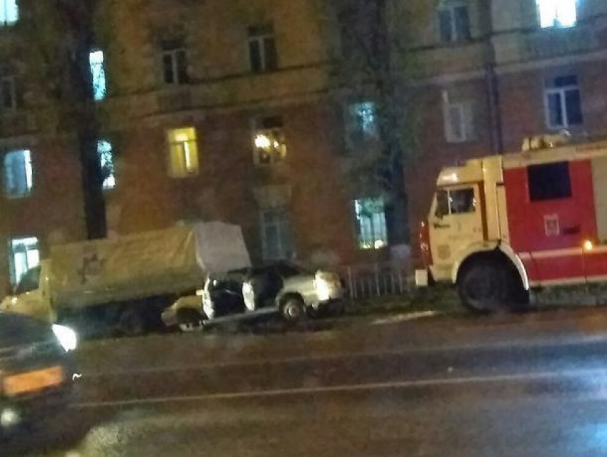 Водитель ВАЗ протаранил в Воронеже три припаркованные машины и остался невредим