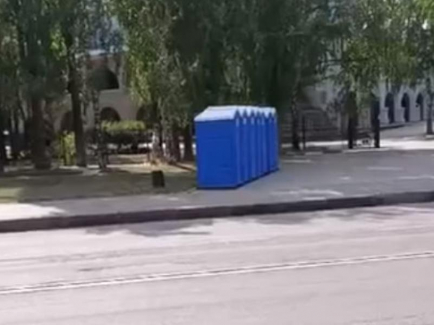 Кабинки общественного туалета возле храма возмутили воронежцев