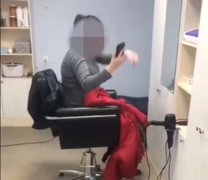 Нецензурную реакцию клиентки на новую прическу сняли в воронежской парикмахерской 