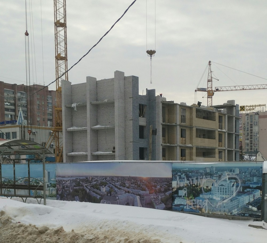Воронежцы пришли в шок от замурованных балконов на памятнике Славы