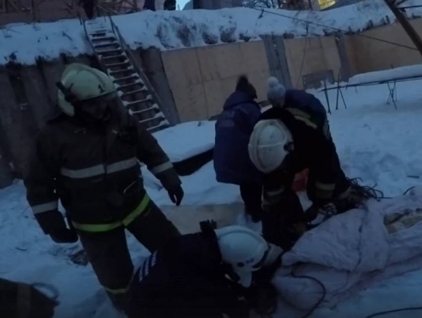 Сотрудники ГО ЧС сняли на видео спасательную операцию после падения крана в центре Воронежа