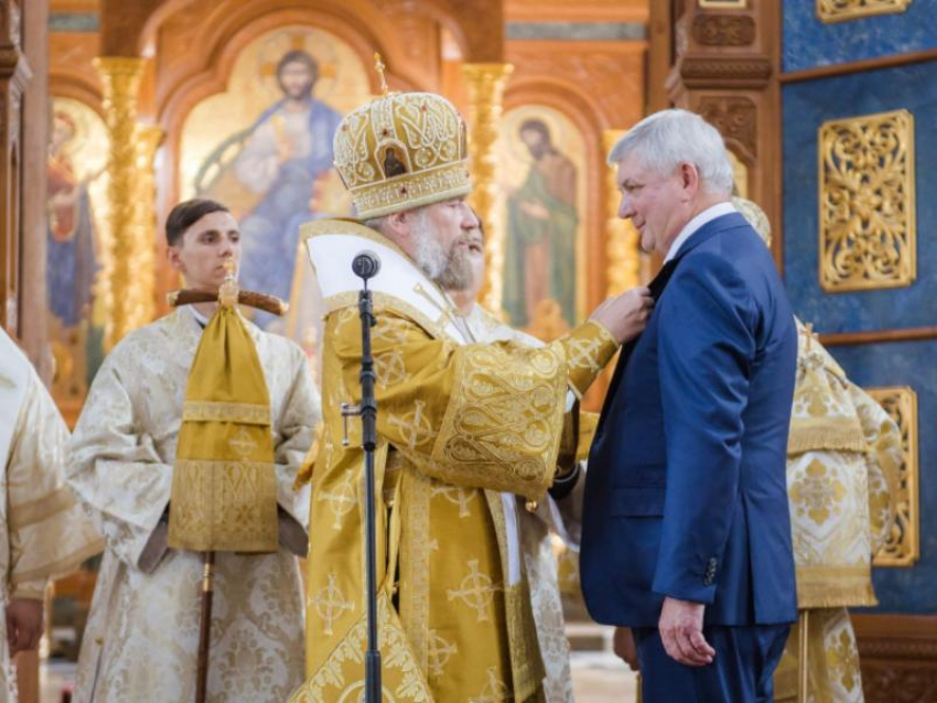 Губернатора Александра Гусева наградили медалью Святителя Митрофана 