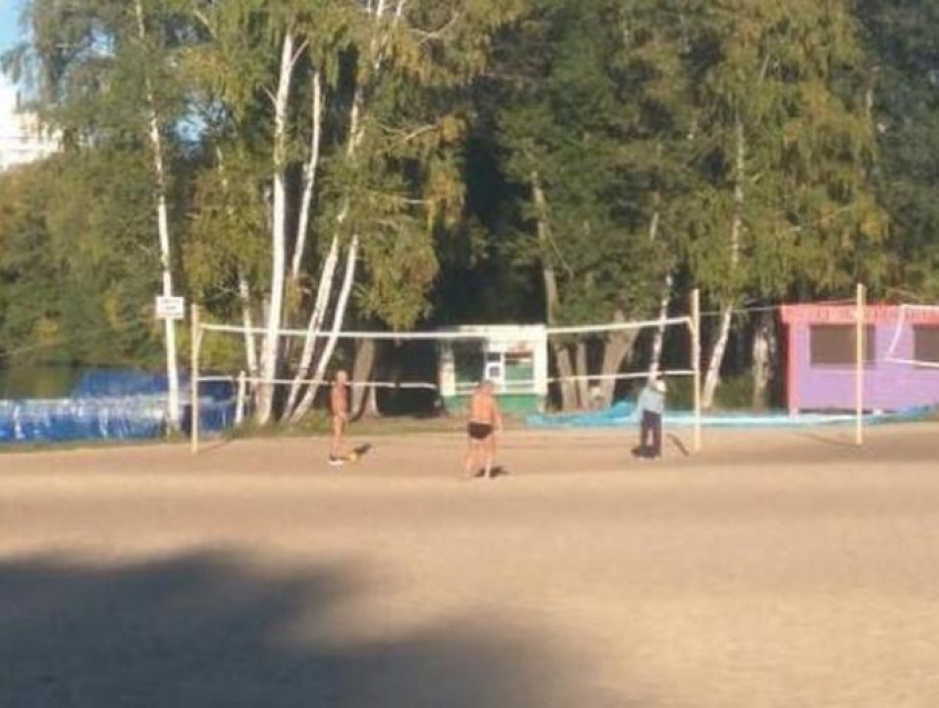 Воронежцы вернули лето полуголой игрой в волейбол 