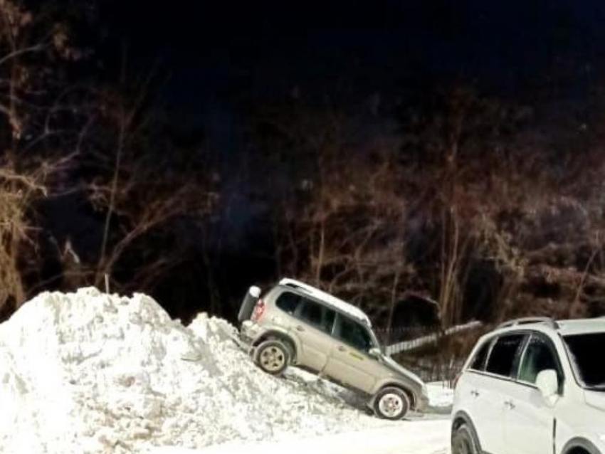 Автомобиль в необычной позе застали на снегогорочной парковке в воронежском ЖК 