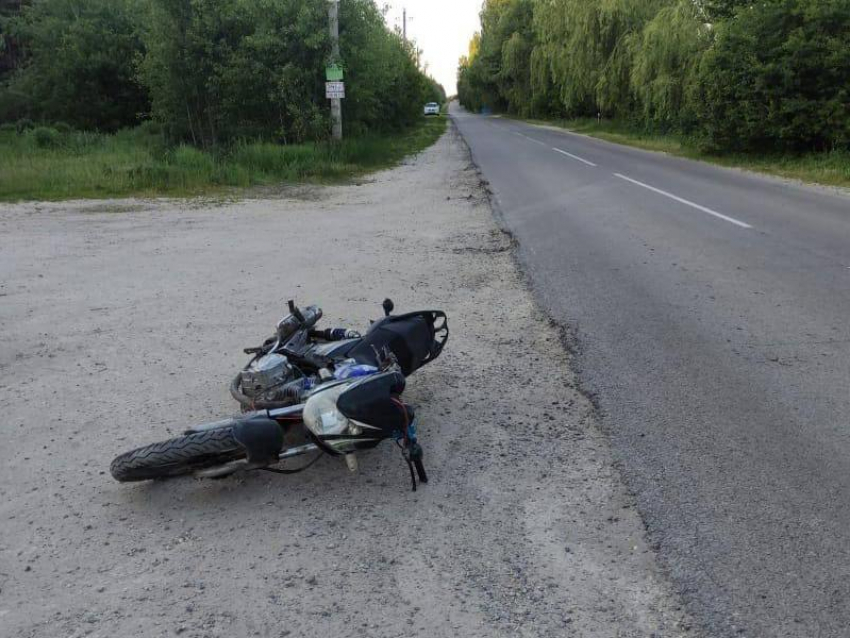 Не уследил: три подростка перевернулись на мотоцикле под Воронежем