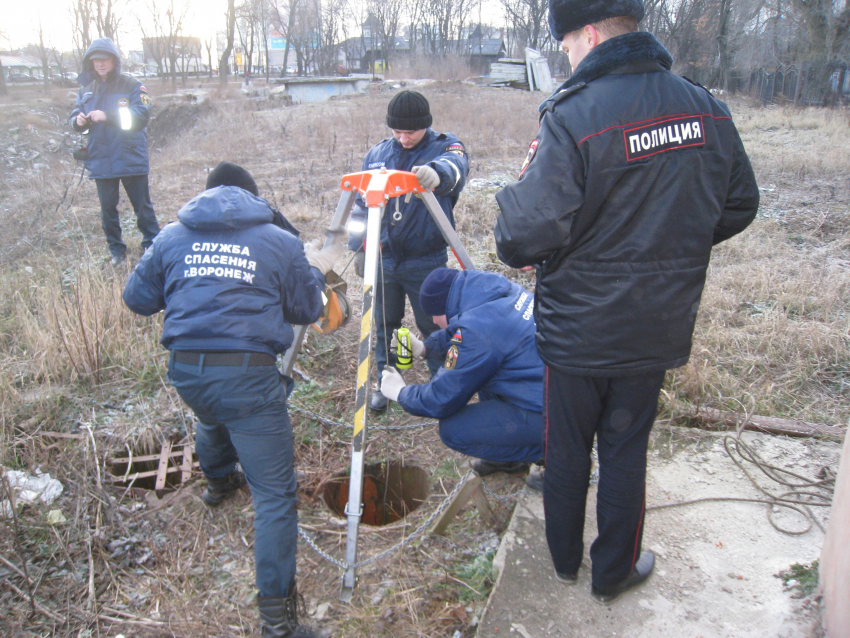 Мужчина провалился в трехметровую трубу у воронежского сквера  