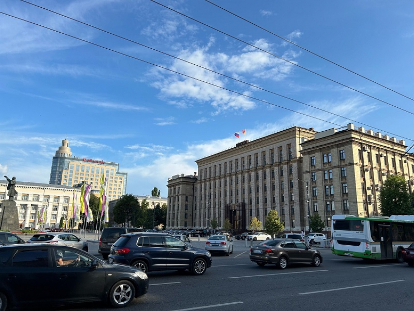 Движение у здания воронежского правительства будут перекрывать каждую ночь