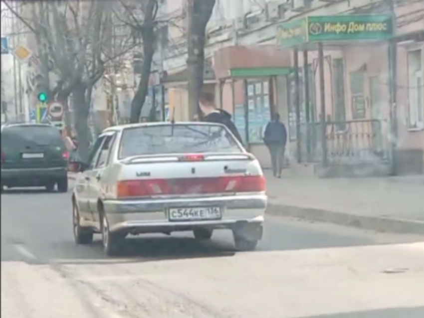 Опасное развлечение молодежи попало на видео в Воронеже