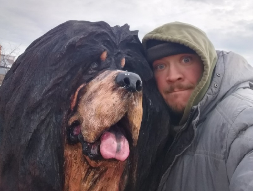 Пугающе реалистичную собаку из дерева создал воронежский бензопильщик 