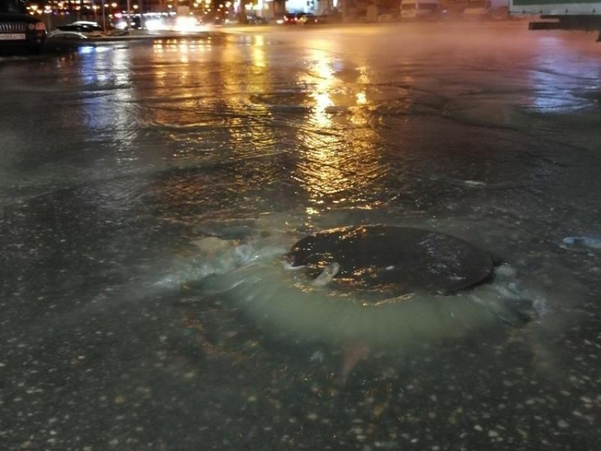 Очередной бешеный поток воды накрыл дорогу в Воронеже